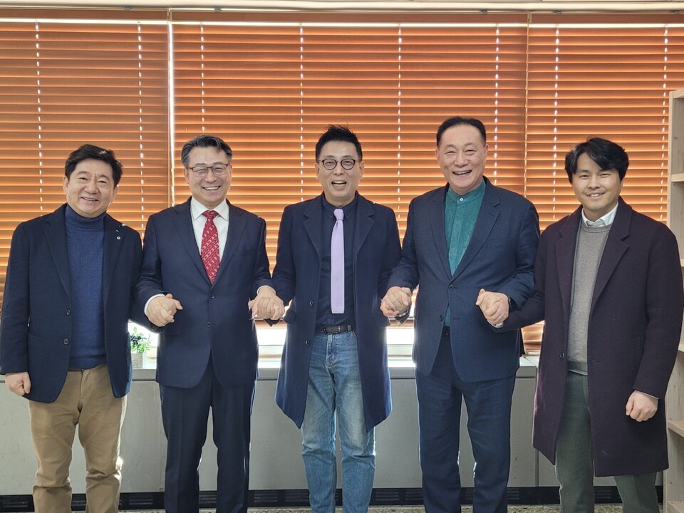 최종필 한인회장, 이민규 처장, 김한상 대표, 장윤제 대표, 김동인 목사