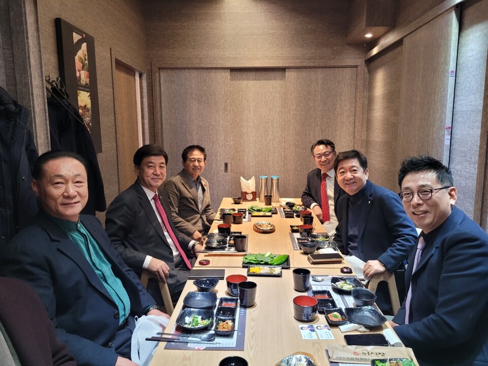 방세환 광주시장은 최종필 한인회장을 반갑게 맞았다.