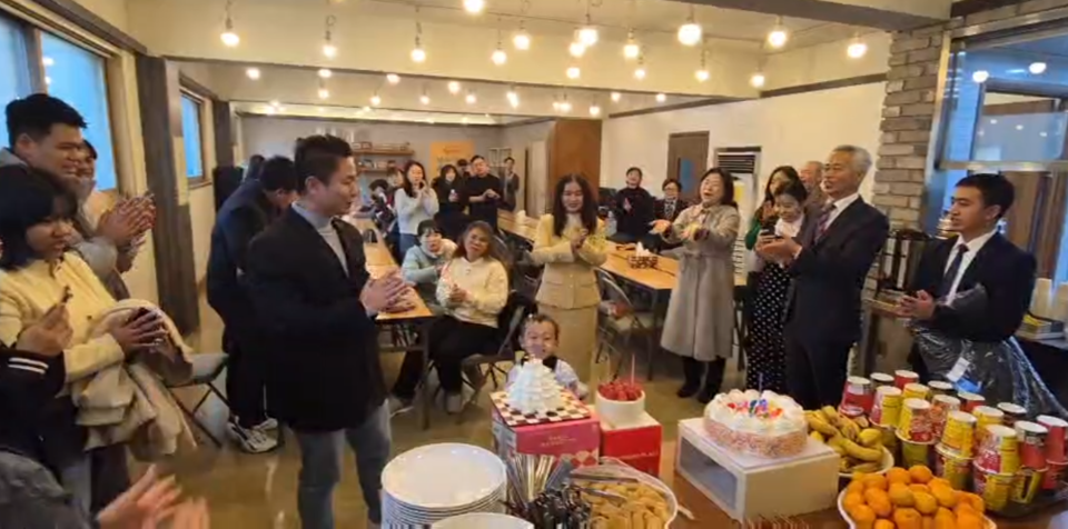 실로암교회는 성탄절을 맞아 형제자매들과 발열조끼를 선물로 나눴다.