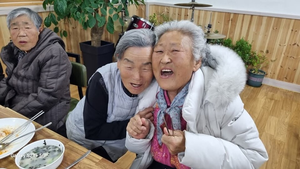 부흥회 말씀으로 행복하고 공동식사로 또다시 행복하고