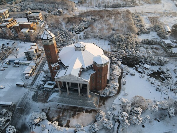최근 교회의 설경 가득한 외부 전경. 14,000평 규모의 넉넉한 공간이 여유롭다.