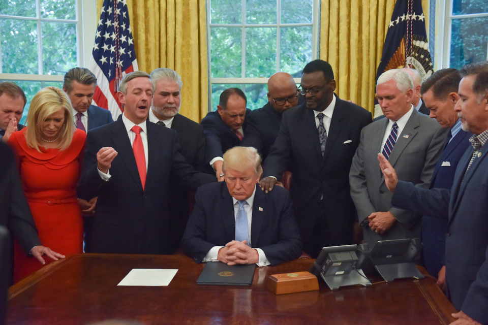 트럼프가 9월 3일을 국가 기도의 날로 선포한 후 9월 1일에 종교 지도자들과 함께 기도(2017.9.2.)