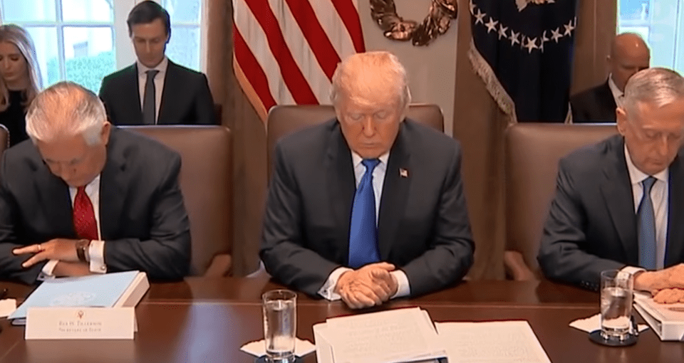 트럼프가 내각 회의에 앞서 주택 및 도시 개발 장관인 벤 카슨에게 기도 요청 (2017.12.21)