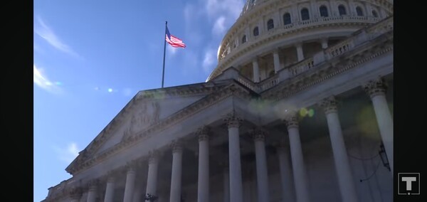 대통령 취임식장에 나부낀 성조기