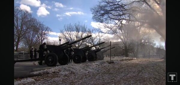 야외에 울려 퍼진 축포 발사의 모습. 실시간으로 영상에서 공유 되었다.