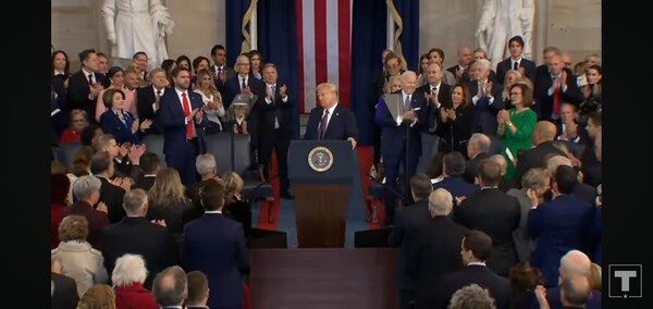 유럽에서의 평화 우선 정책 입장 표현 시, 민주, 공화당 관계자 전체가 기립 박수로 환영 중인 모습