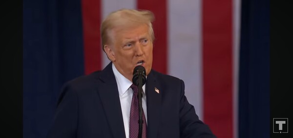 분명하고 강건한 어조로 연설 중인 미국 제47대 대통령 DT.