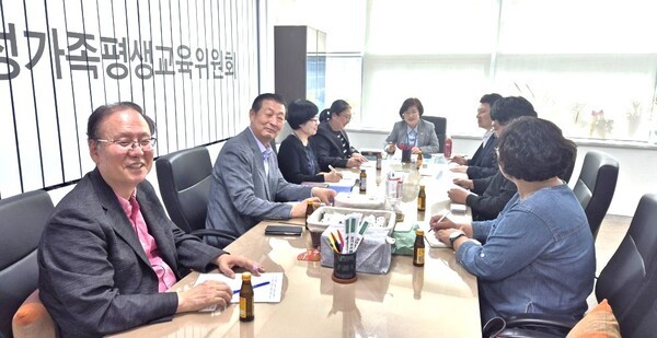 경기도의회 위원장과 경기도지역아동센터협의회 공동회장 31개시군구 센터 토론회 준비간담회