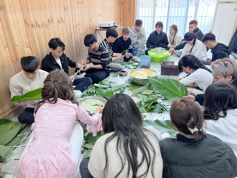 베트남 전통 떡 반증을 만드는 모습