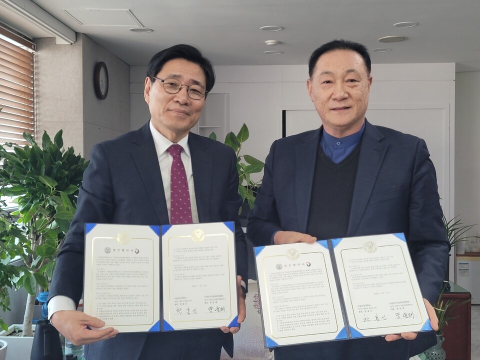 왼쪽 서울장신대 한홍신 총장 오른쪽 (사)한국다문화희망협회 장윤제 대표