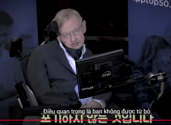 스티븐 호킹(1942.1.8-2018.3.14).  케임브리지대학교 대학원 물리학 박사. 1988년 울프상 물리학 부분,  케임브리지대학교 루카스좌 석좌교수, 수학과 중력물리학 교수.