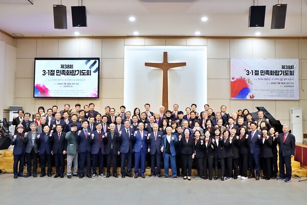 기도회 후 담은 단체 촬영