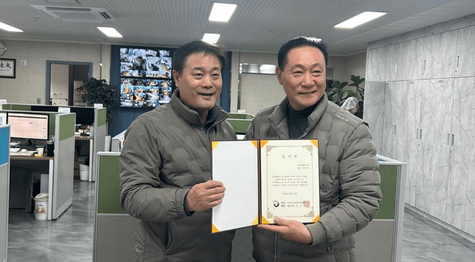 죄측 (주)신성제과 신성호 대표 우측, (사)한국다문화희망협회 장윤제 대표