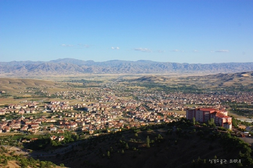 에덴 지역을 감싸고 흐르는 유프라테스강의 서쪽 편, 케반, 터키