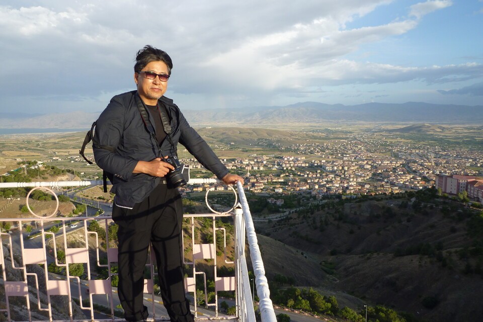 에덴의 땅에 선 저자.