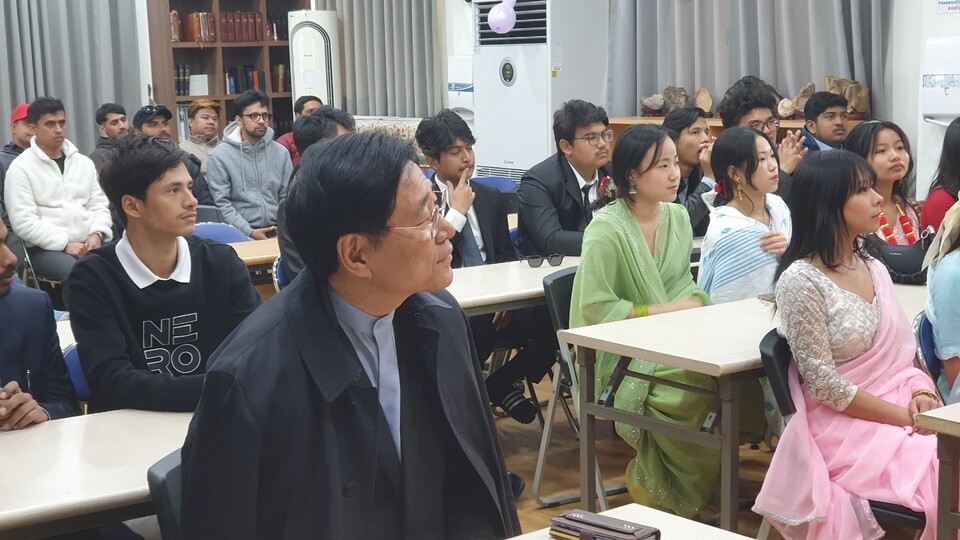 글로벌 장신대로 이끄는 한홍신 총장과 네팔 유학생들