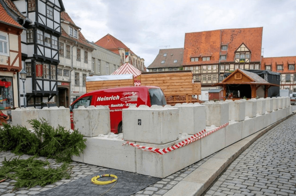 독일에서 차량 돌진 같은 테러 공포는 일상에 가득하다. 크리스마스 축제를 위해 뱍을 쌓고 그것을  그들은 '성체'라고 부른다.