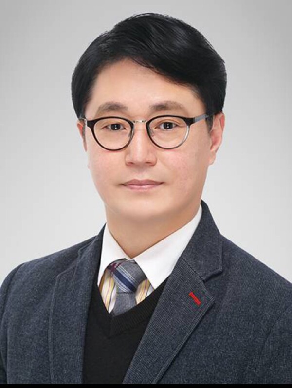 김성우 목사, 대전대학교예배설교학 교수, 교회와 사회연구원 원장, 건국대 철학과, 장신대 신대원 및 동 대학원 Ph.D