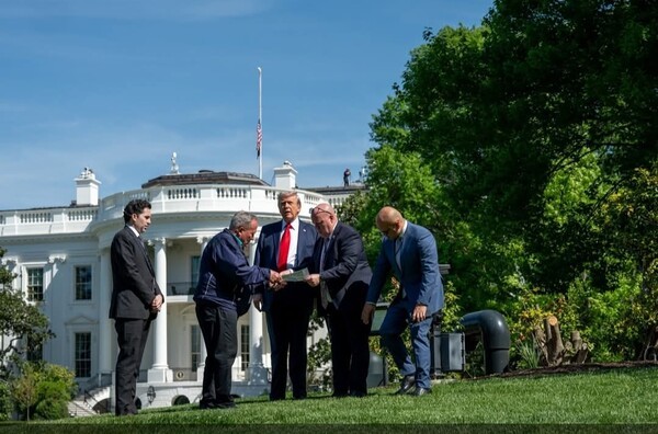 금일(한국 시각 24일 새벽) 백악관이 공유한 대형 성조기 게양 예정에 대한 스토리 포스팅 이미지