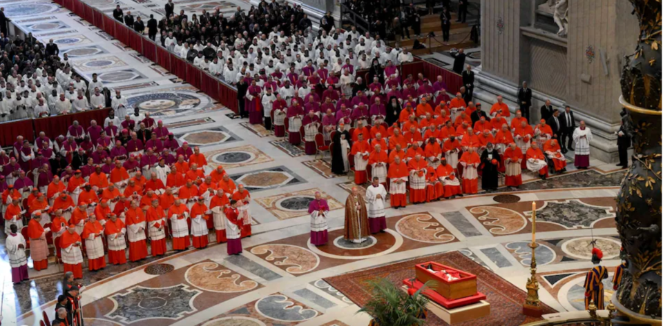 Cardinals accompanied Pope Francis’s coffin as it was carried on April 23 through St. Peter’s Square. 지난 4월 23일 교황의 장례식에서 추기경들은 4월 23일 성 베드로 광장에서 프란치스코 교황의 관을 운구하는 데 동행했다