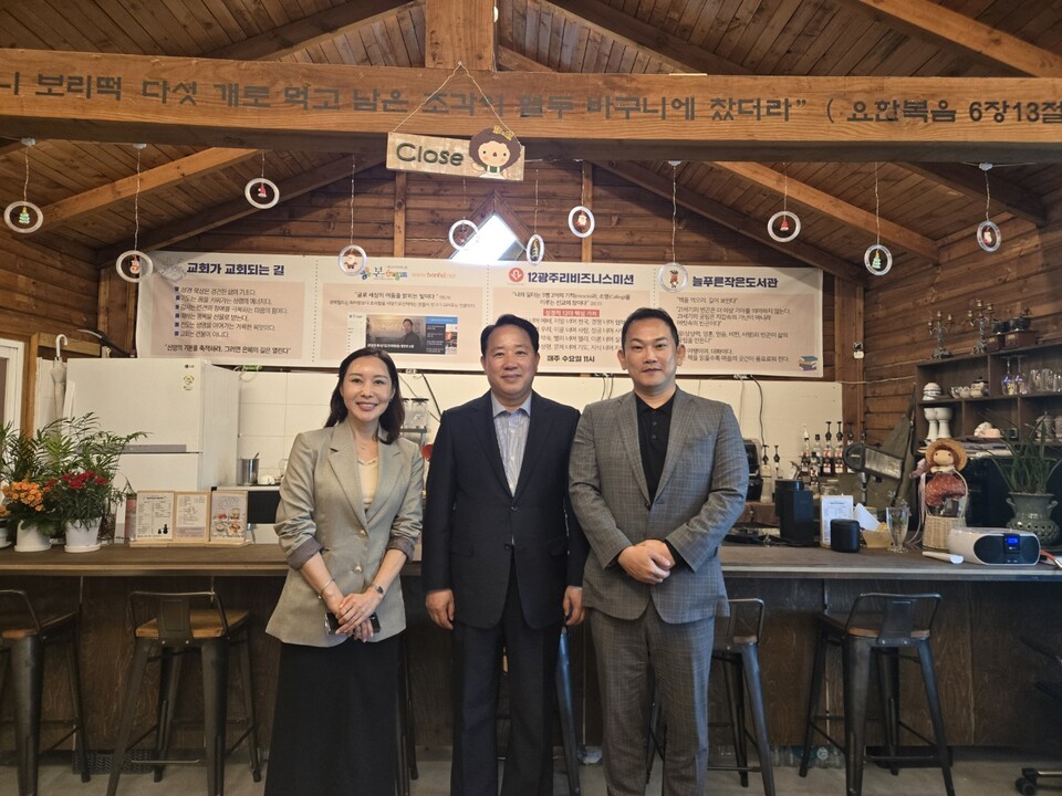 왼쪽부터 한바이오 강일화 전무, 본헤럴드 최원영 대표, 아츠아크 문종훈 대표