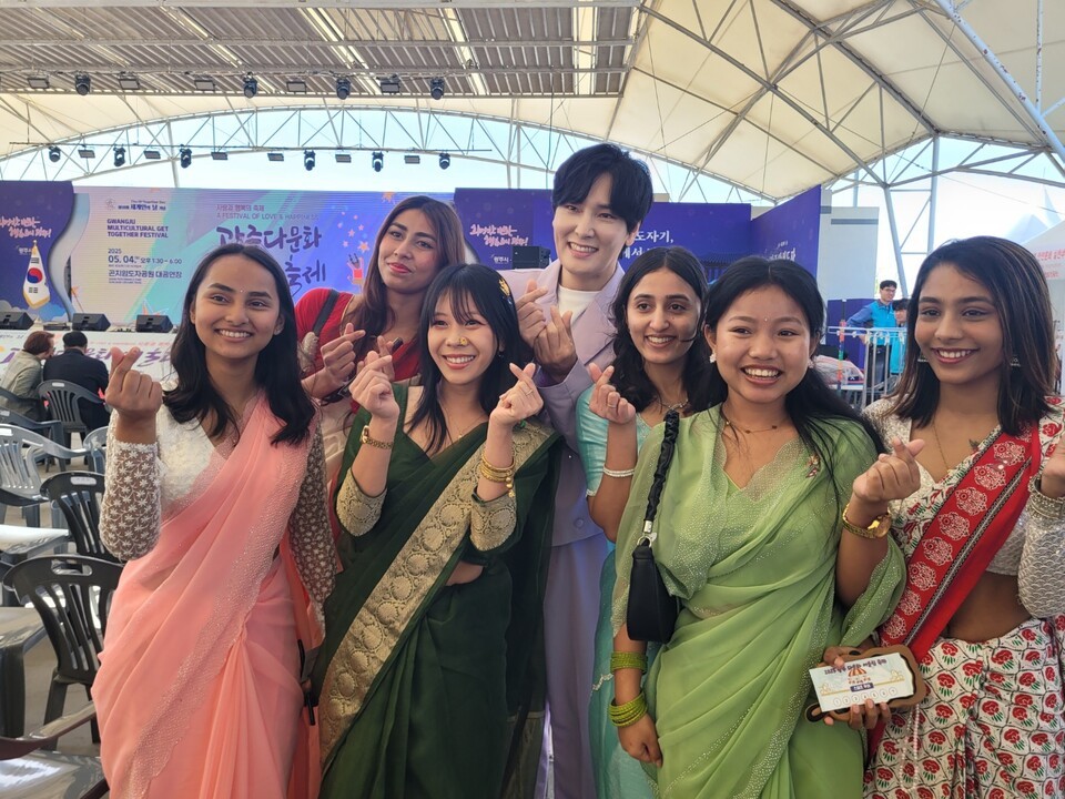 가수 황기동씨는 화려한 무대와 함께 이주민들과 적극적으로 어울렸다.