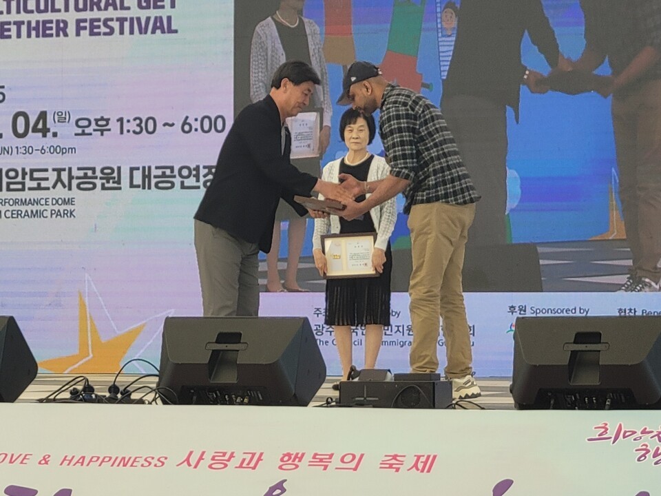 유공자 표창을 하는 방세환 광주시장