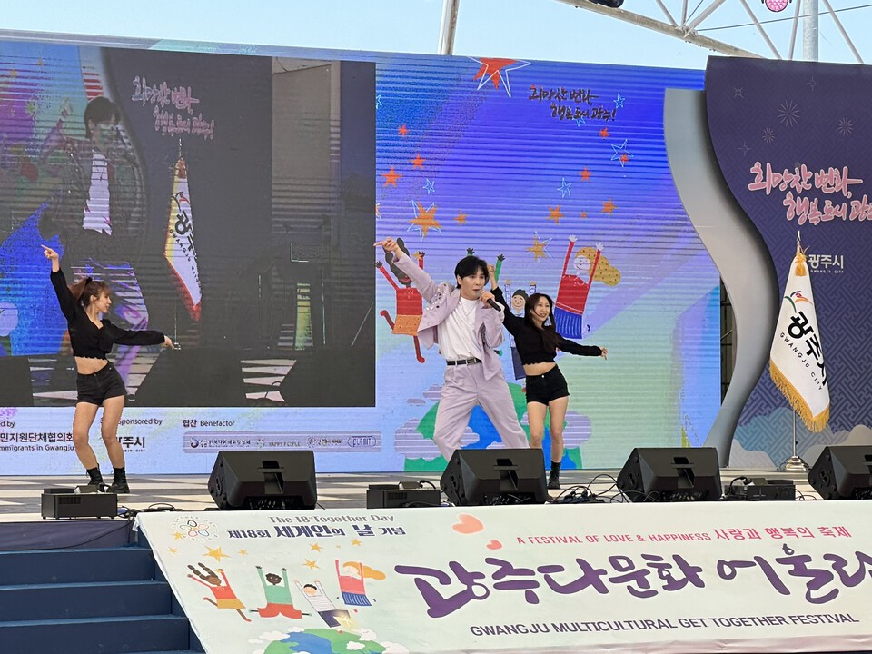 초대 가수 황기동 씨의 열정적인 무대