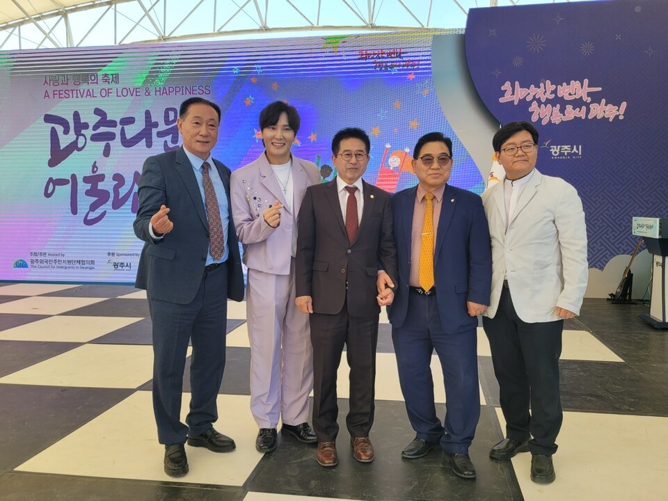 왼쪽부터 장윤제 외주협 부회장, 황기동 가수, 허경행 시의장, 현교웅 목사, 이현성 외주협 회장