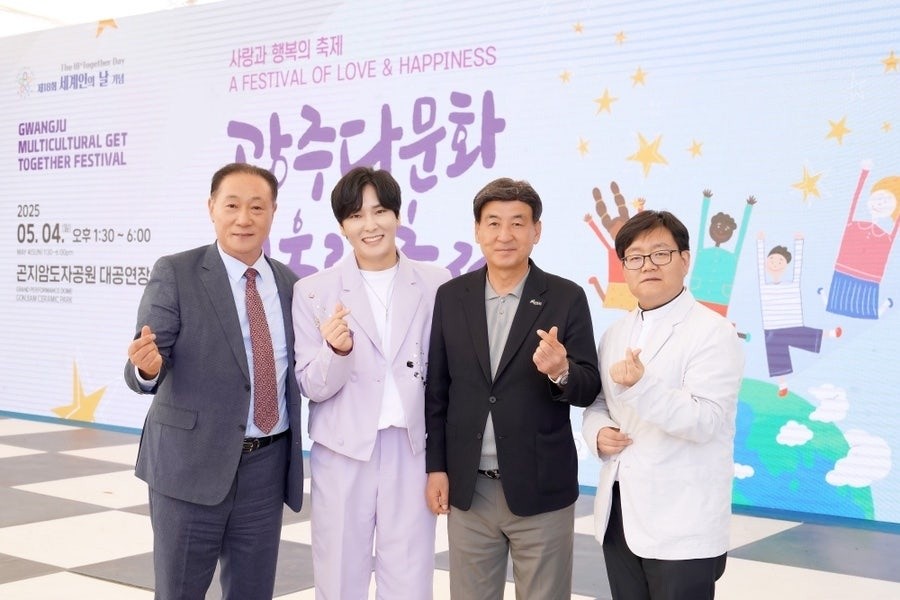 왼쪽부터 장윤제 외주협 부회장, 가수 황기동씨, 방세환 시장, 이현성 외주협 회장