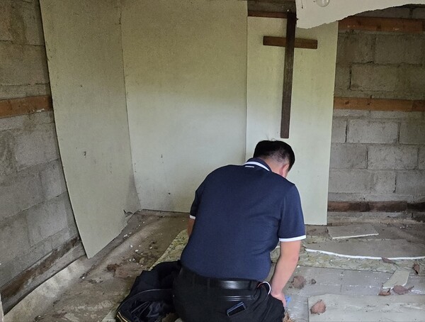 조재완 장로-기도원 산 정상에 아버지가 40년간 작은 기도처소를 짓고 평생기도하다가 주님의 부르심을 받았다. 평생 산 정상에서 기도했던 장소에서 조 장로님 무릎끓고 기도 하다.