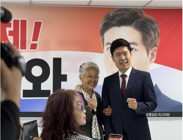 구주와 변호사가 자유통일당 간팡으로 대선 레이스에 나섰다. 전광훈 목사의 전격 후원이 엿보인다.