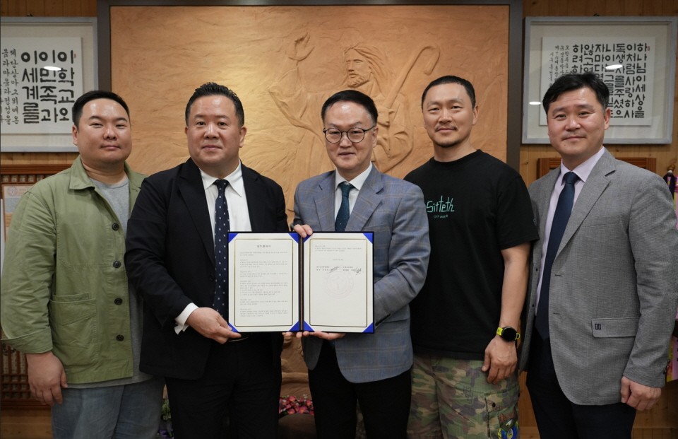 ▲감신대(유경동 총장)가 국제교도협회 한국지부(곽성훈 대표)와 협무협약을 체결했다. 왼쪽부터 PFK홍보대사 이철규, 곽성훈 대표, 감신대 유경동 총장, PFK홍보대사 양동근, 감신대 조형진 대외협력실장