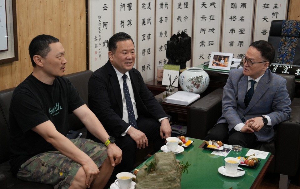 ▲교정선교에 대한 비전과 계획을 나누는 유경동 총장과 곽성훈 대표, PFK홍보대사 양동근