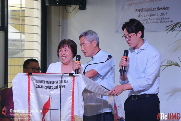 UMC연회에서 특송을 하고 있다.