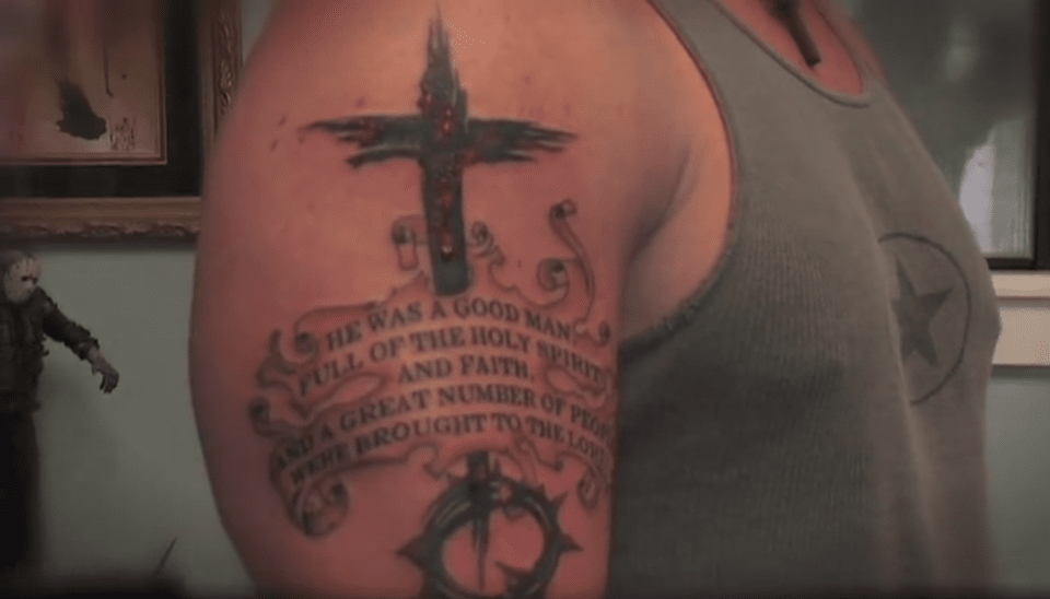 한 목회자는 팔에 십자가를 새긴 것을 복음을 증거하는 개인적인 방법이라고 말하고 있다.