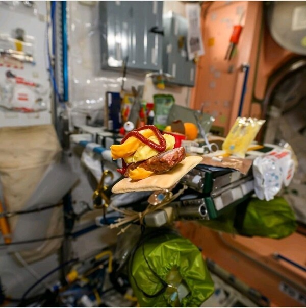 중력 관계로 음식 또한 공중 부양 중인 선내 모습