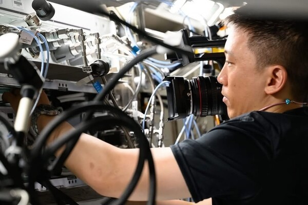 보안에 무관한 조니 김의 작업 광경을 NASA에서 찰영하고, 공유본으로 조니 김이 공개한 이미지