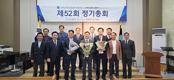 KEHC 부흥사회 회원들과 함께한 김영건 목사. 그는 동 회 제48회 회장도 역임하였다.