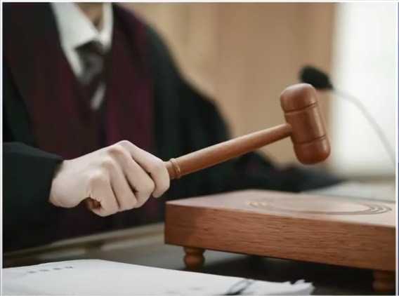 헌법 기관의 판결은 그 자체로 권위가 있으나, 현행 판결은 권위가 있으며, 만인을 위해 정당한가?