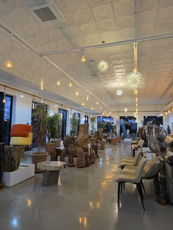 해가 질 무렵, 매장의 불을 끈 시각이었으나, 느즈막에 도착한 외인을 위하여 김서교 대표는 전시장 불 밝히기기를 저어하지 않았다.