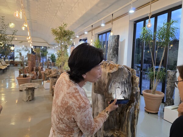 정성스레 안내 중인 김서교 대표. 그녀는 차분하면서도 당당하였고, 무덤덤히 보석 광물을 소개하는데 익숙하였다