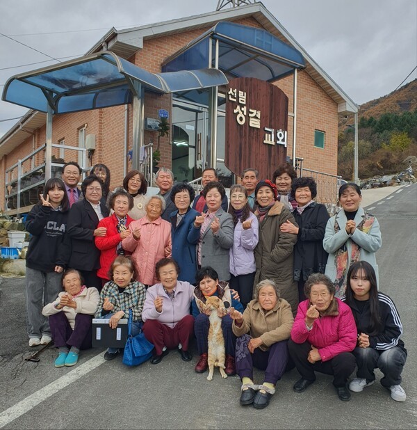 2024년 추수감사예배 후 성도들과 교회 앞에서