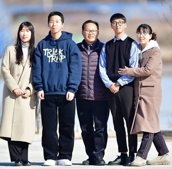 자녀들과 함께 다정한 시간을 보내는 중인 이권대 목사