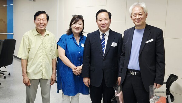 정용하 대사(좌)