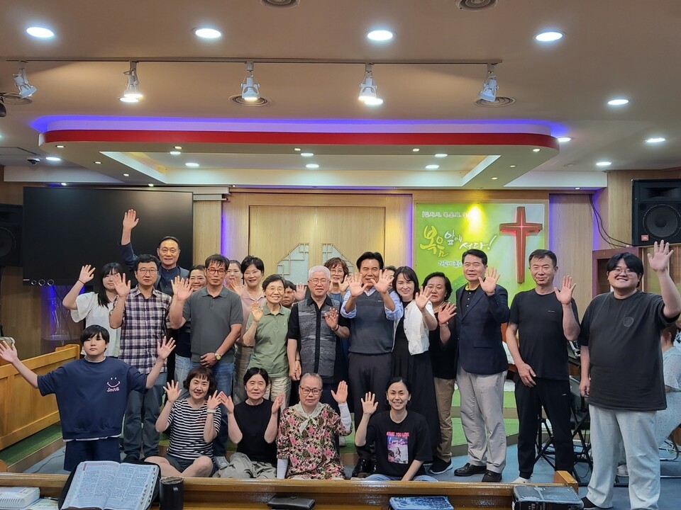 세미나 참석자들과 기념 쵤영