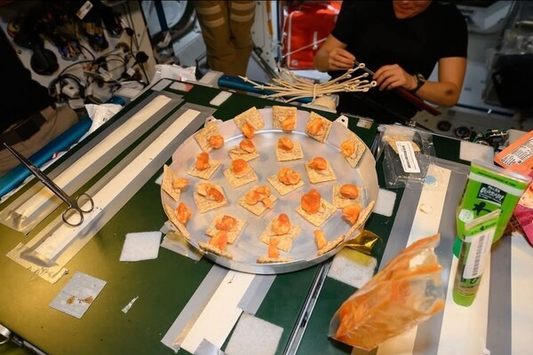 조니 김이 공유한 ISS 선내 만찬 풍경