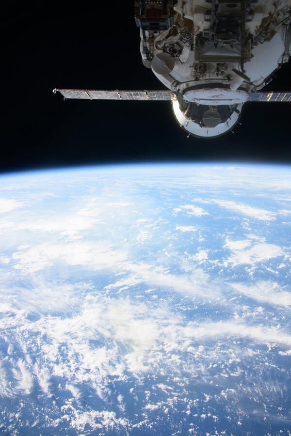 J  Kim은 잠깐의 계기를 이용하여 지구의 장면을 촬영 공유 하였다. 이틀 전 사진.