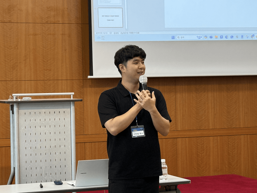 예배를 인도하는 청년부 이탁열 목사