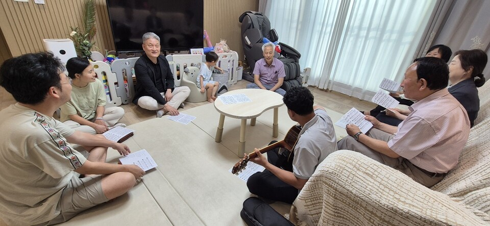 매주 수요일 드리는 '찾아가는 예배', TV 앞에 검정색 양복이 김대봉 장로